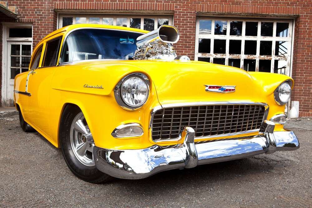 картина-постер Поєднання ідеально-срібного та лимонно-жовтого на бампері автомобіля Chevrolet Bel Air