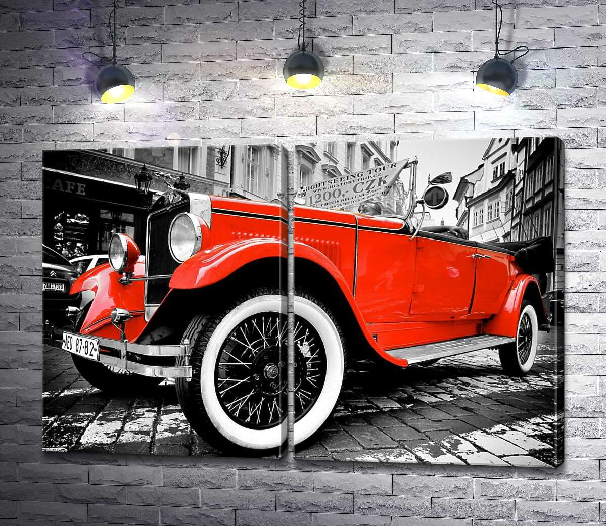 модульная картина Ретро-автомобиль сверкает горяще-красным бампером на улице старого города