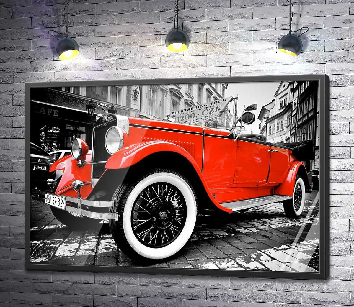 постер Ретро-автомобіль виблискує палаюче-червоним бампером на вулиці старого міста