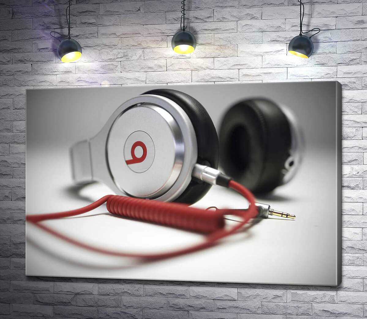 картина Тонкі форми білого корпусу навушників Beats у поєднанні із завитками червоного провода