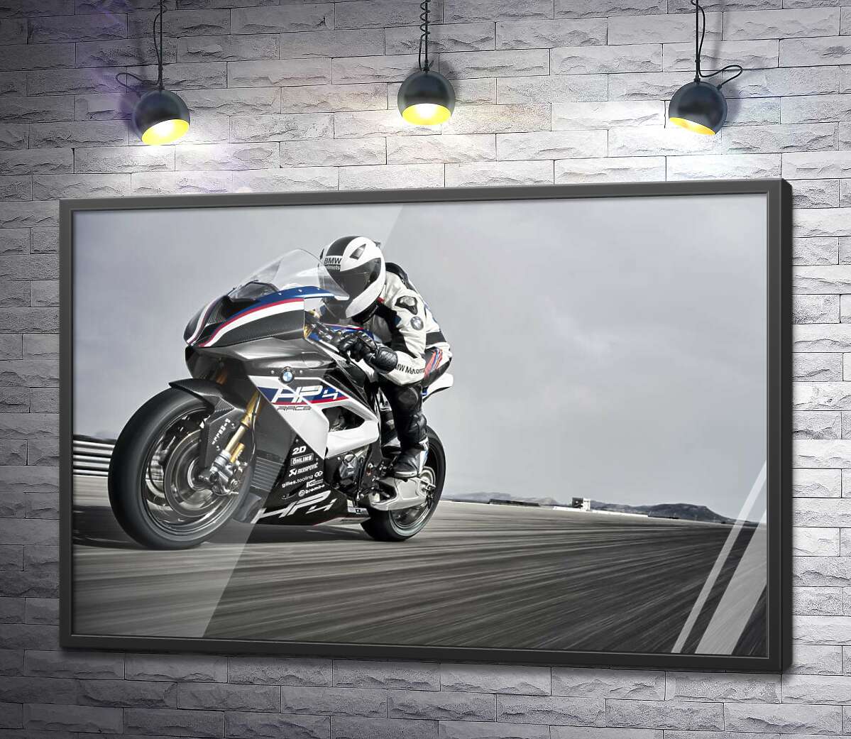 постер Мотоцикліст та мотоцикл на чорній полосі дороги