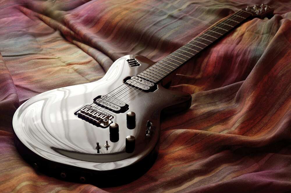 картина-постер Изгибы электронной гитары на мягких складках ткани