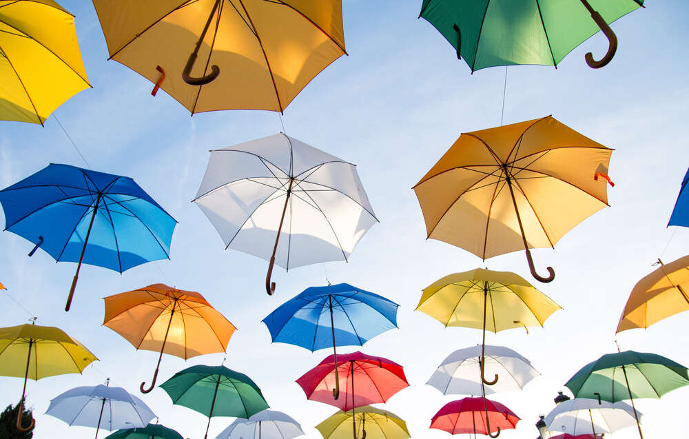 картина-постер Аллея под сводом радужных зонтов