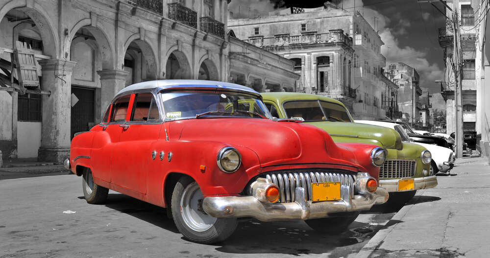 картина-постер Красная модель автомобиля Chevrolet 1952 года на старинной улице Кубы