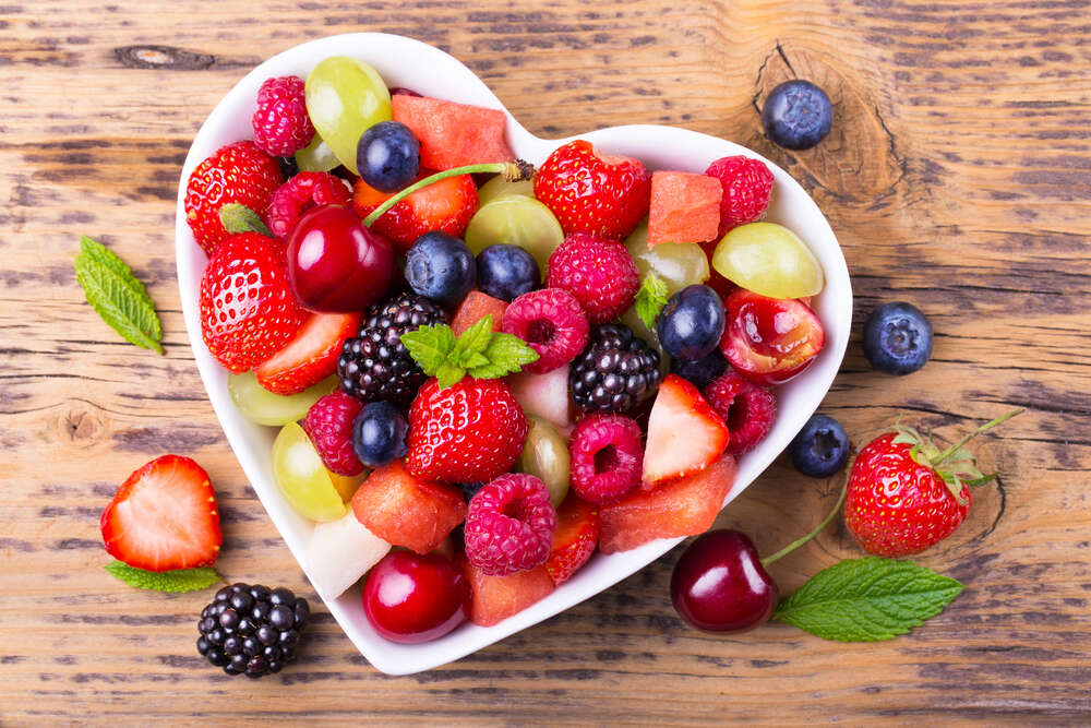 картина-постер Сочный ягодный микс на тарелке в форме сердца