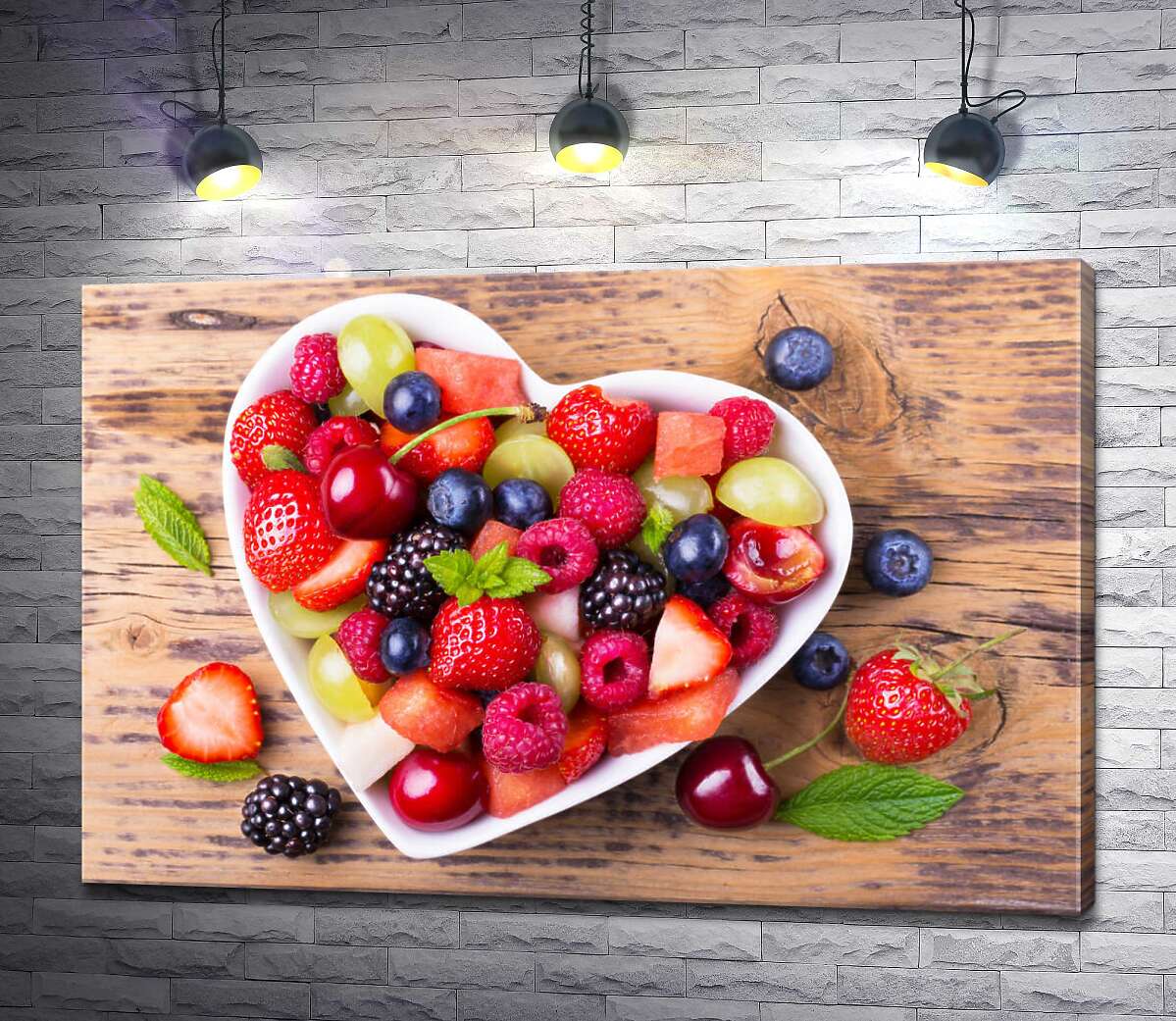 картина Сочный ягодный микс на тарелке в форме сердца