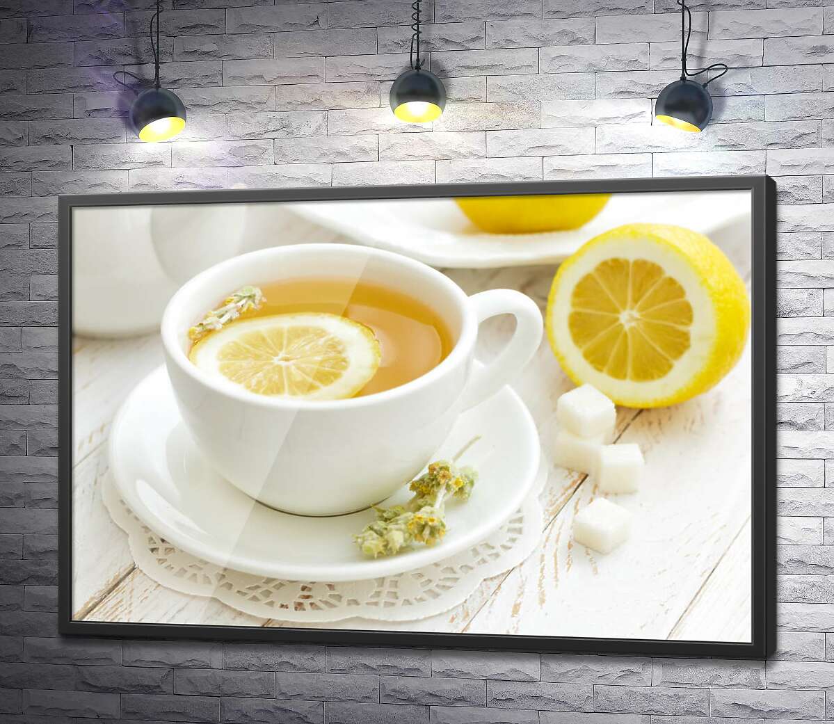 постер Контраст желтого и белого в чашке лимонного чая с засушенными цветами полыни