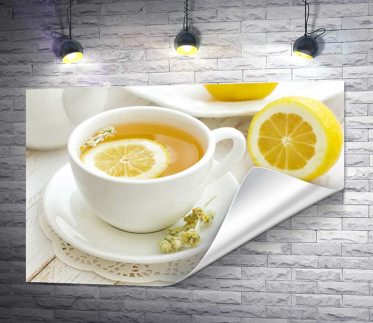 печать Контраст желтого и белого в чашке лимонного чая с засушенными цветами полыни