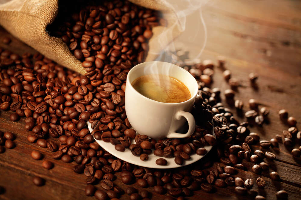 картина-постер Манящий запах горячего кофе возле мешка блестящих кофейных зерен