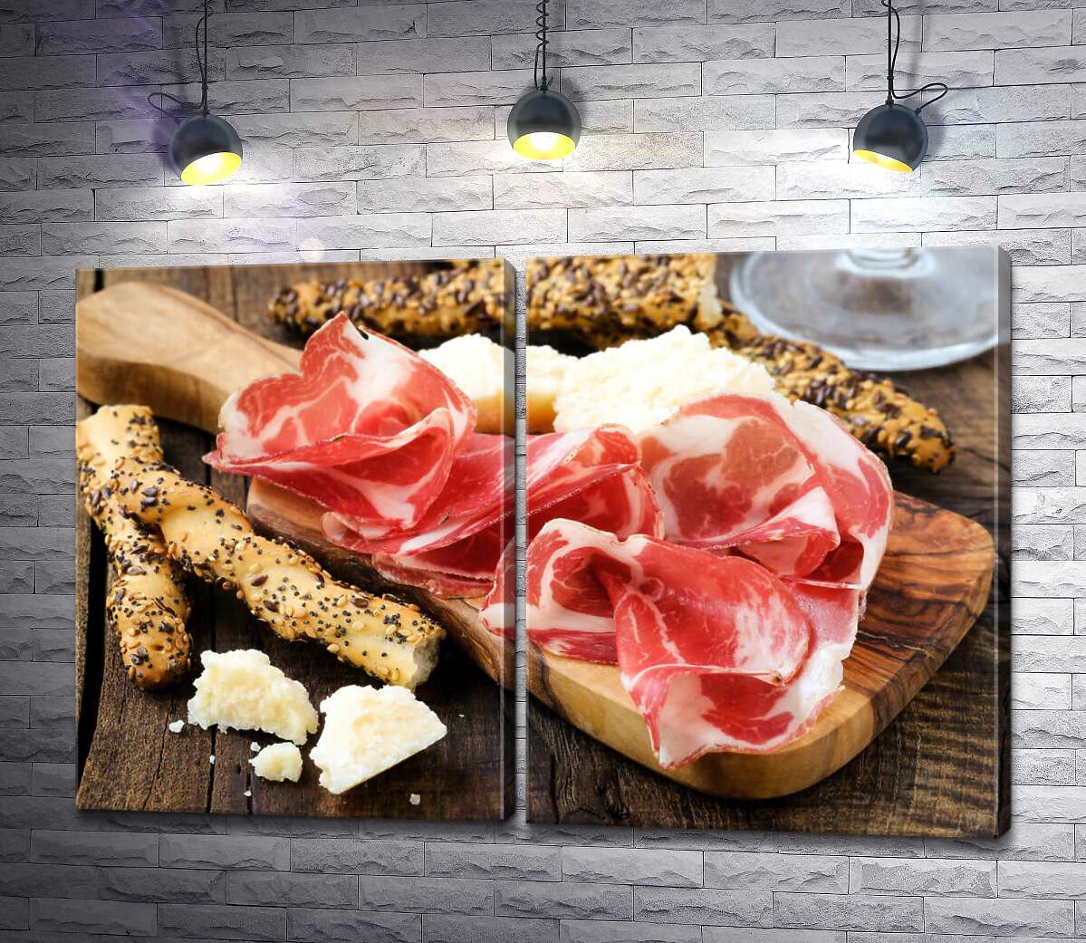 модульна картина Прозорі скибочки іспанського хамону з традиційними італійськими хлібними паличками грисині та шматочками білого сиру