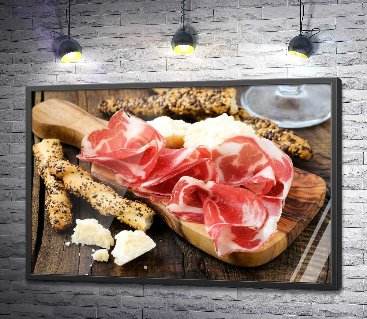 постер Прозорі скибочки іспанського хамону з традиційними італійськими хлібними паличками грисині та шматочками білого сиру
