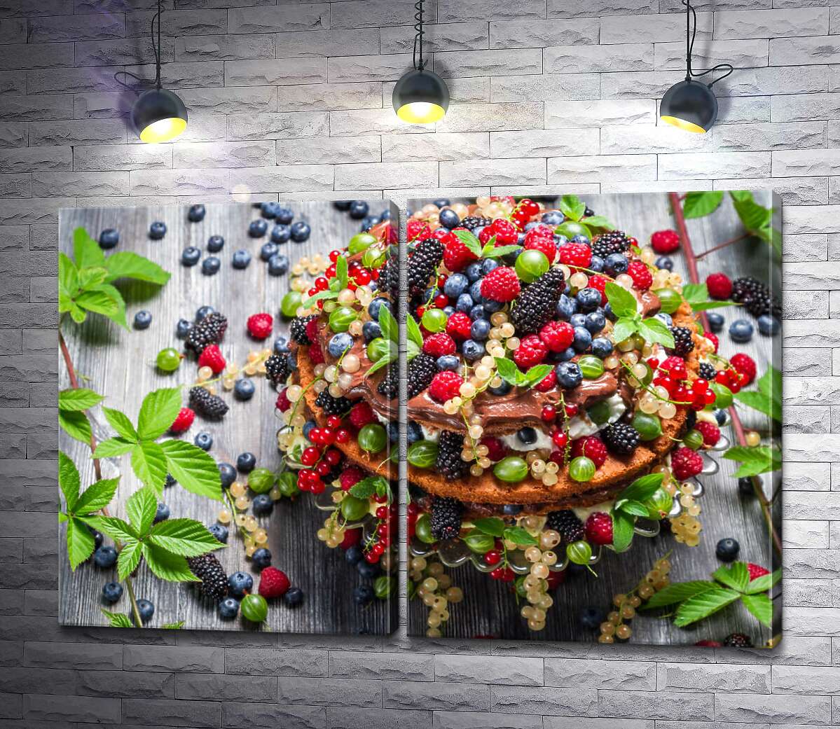 модульная картина Слои шоколадного торта в буянии свежих ягод