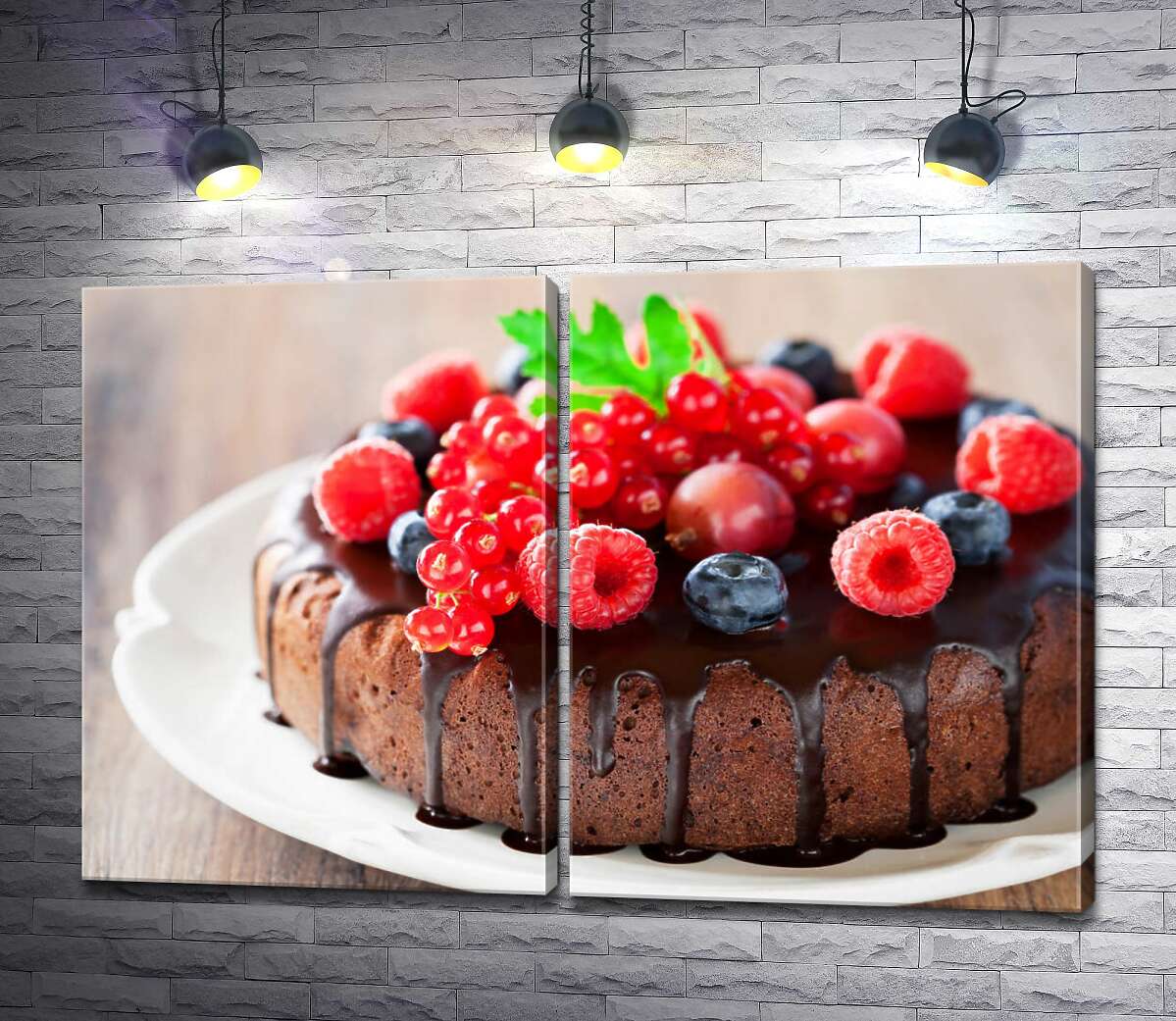 модульная картина Мягкий шоколадный бисквит, украшенный разнообразием ягод