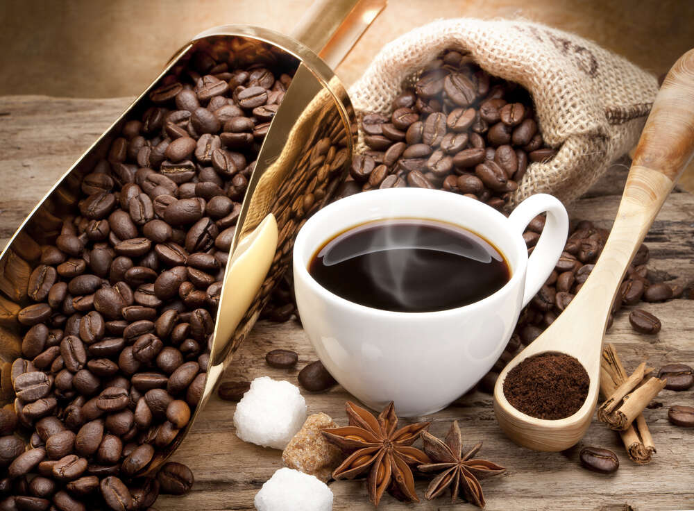 картина-постер Чашка із запашною кавою серед зерен та прянощів