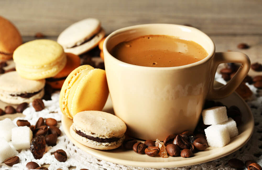 картина-постер Кремовые оттенки в чашке с кофе и пирожными макаронов