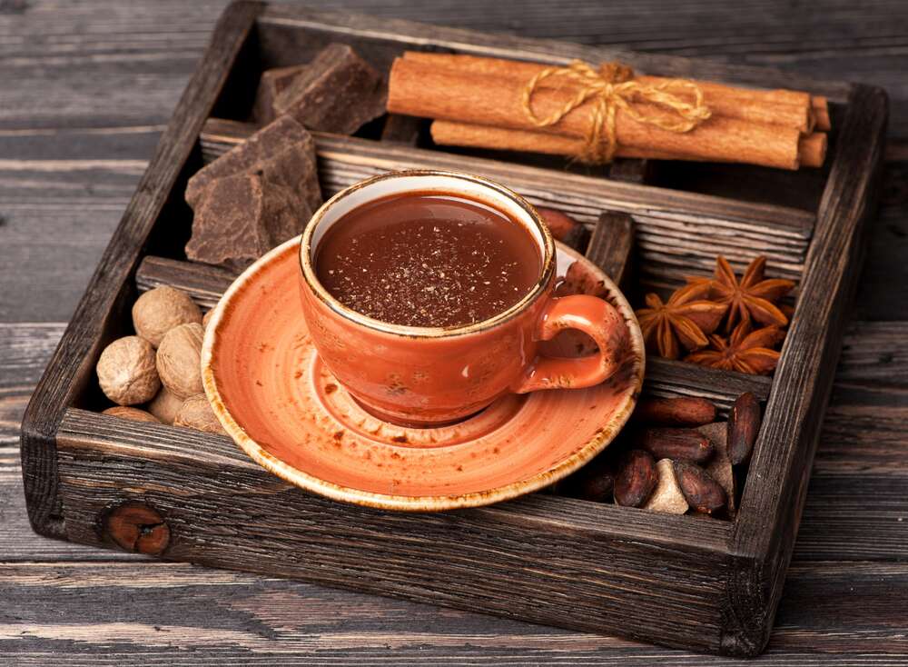 картина-постер Дополнение к горячему шоколаду в деревянном ящике: корица, бадьян, шоколад и мускатный орех