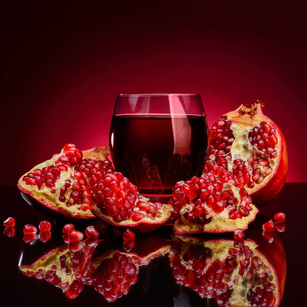 картина-постер Багатство червоного у плодах та соку гранату
