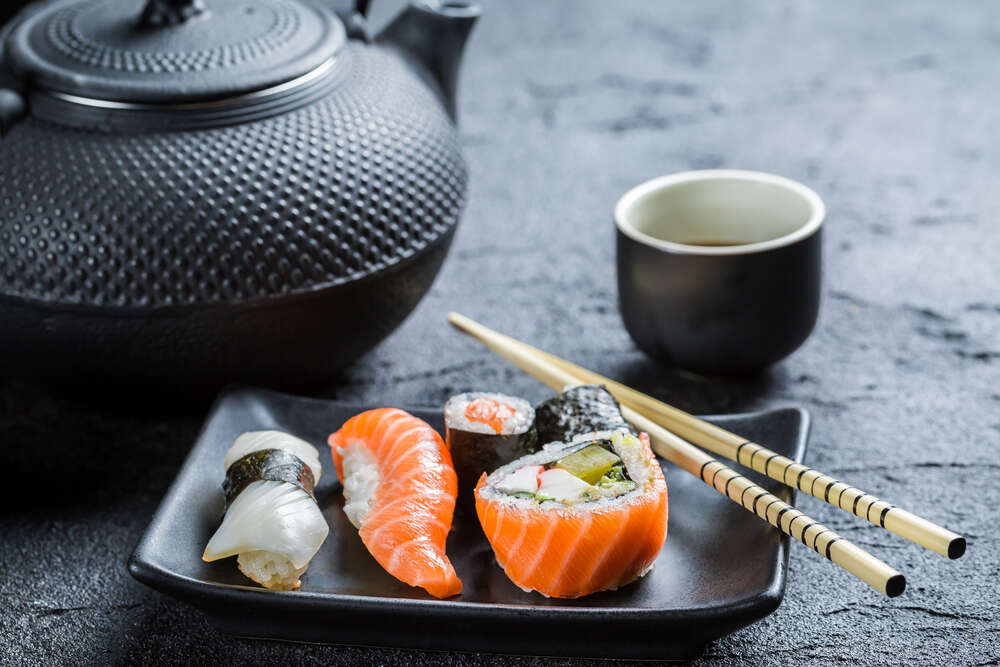 картина-постер Традиції японської кухні: чай поряд із суші та ролами