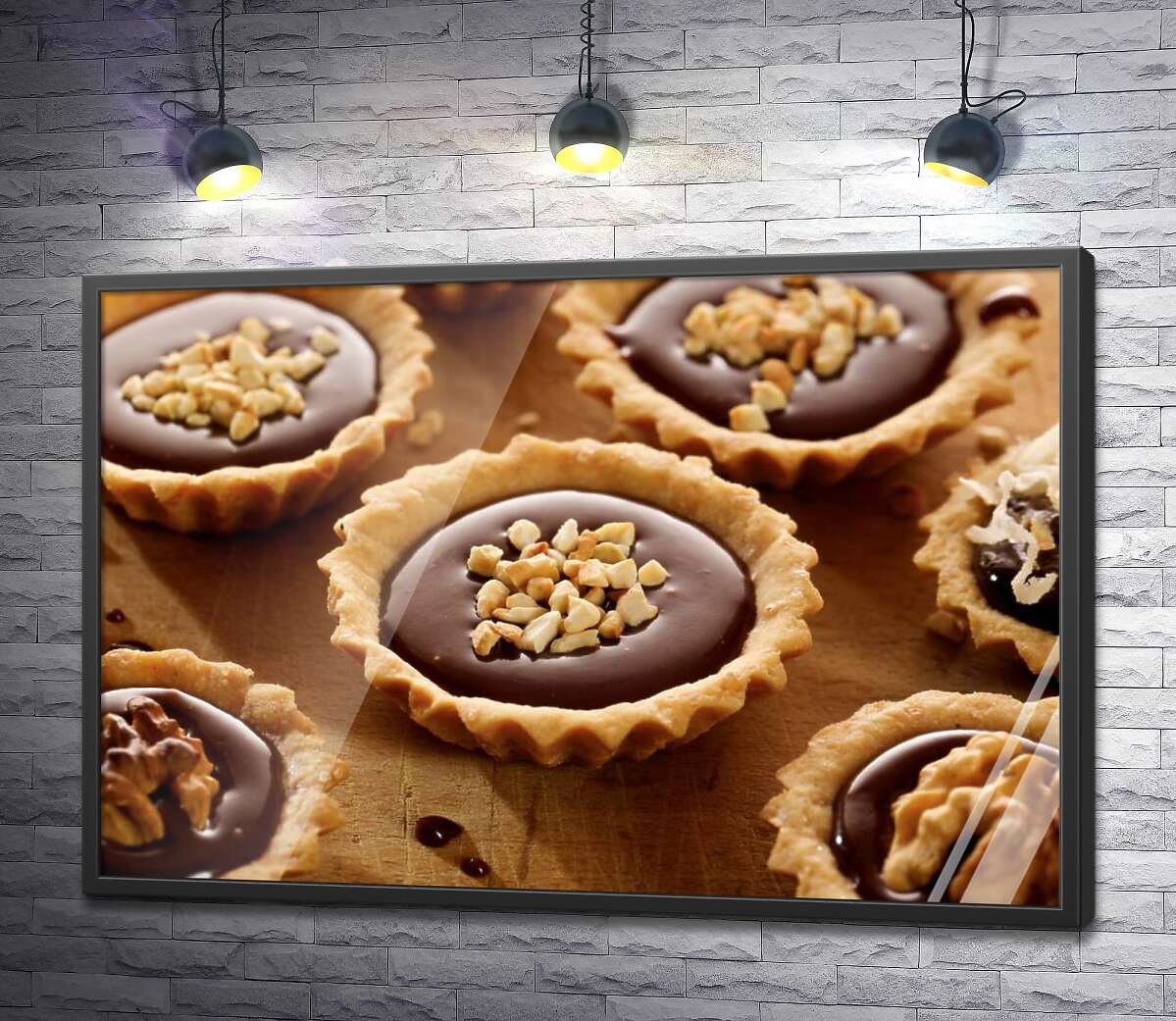 постер Хрустящие шоколадные тарталетки с кусочками орехов