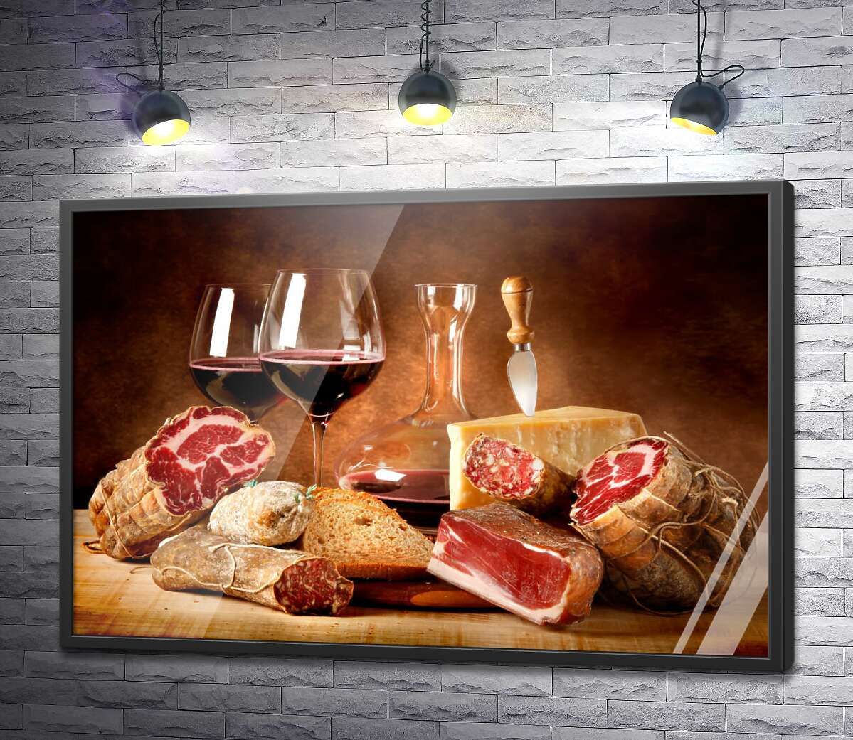 постер Насичене червоне вино в оточені в'яленого м'яса із сиром та скибкою хліба