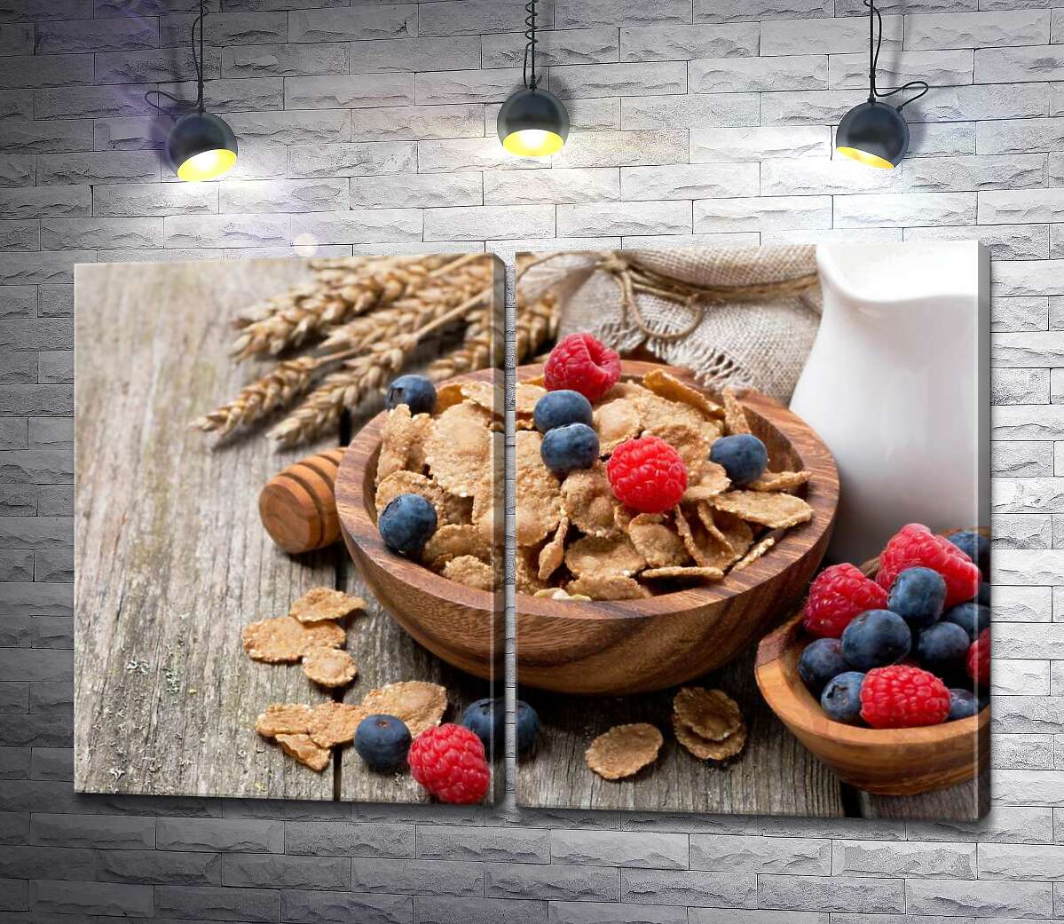 модульна картина Золотисті пластівці із літніми ягодами в дерев'яній тарілці