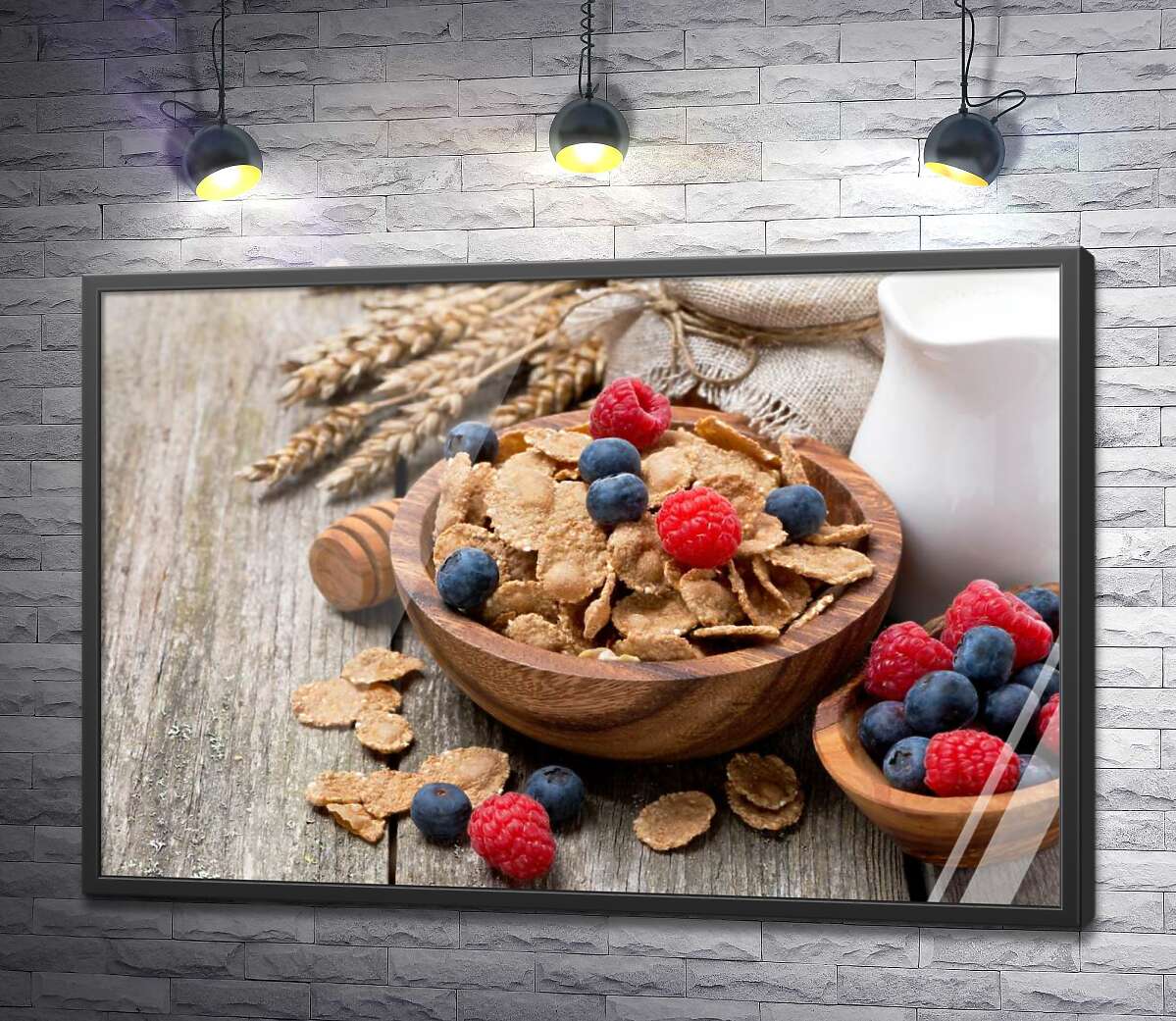 постер Золотисті пластівці із літніми ягодами в дерев'яній тарілці