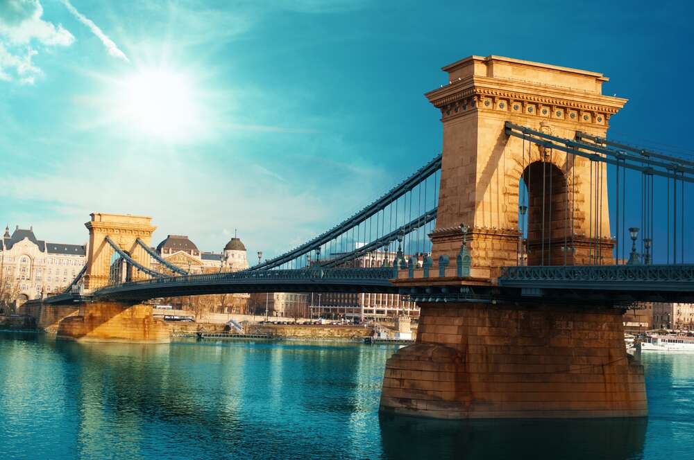 картина-постер Классическая изысканность цепного моста Сечени (Széchenyi lánchíd) над глубоководным Дунаем