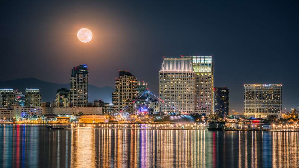 картина-постер Повний місяць над океанічнічною набережною Сан-Дієґо
