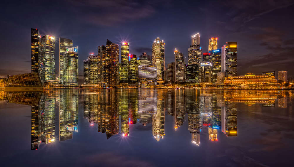 картина-постер Дзеркальні відображення нічних будинків біля набережної Сінгапуру