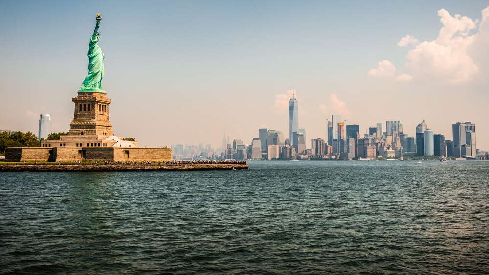 картина-постер Статуя Свободы (Statue of Liberty) возвышается над водами залива