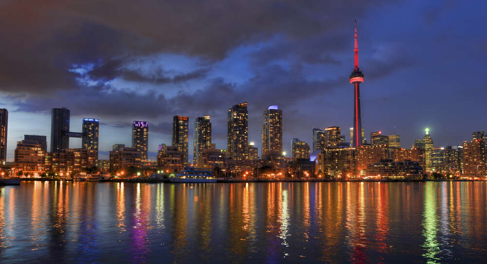 картина-постер Свет от небоскребов Торонто падает на тихие воды озера Онтарио