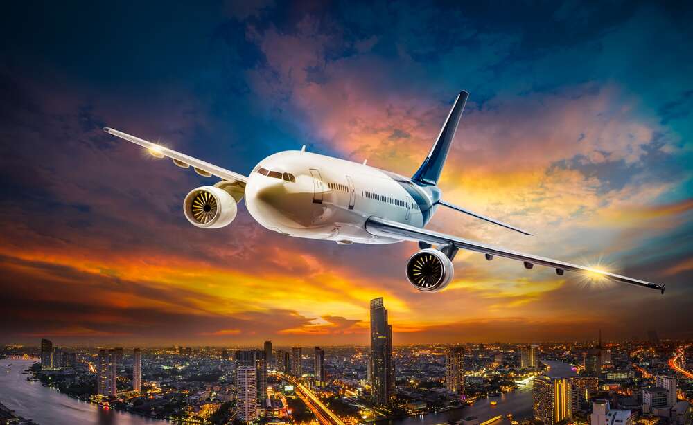 картина-постер Білосніжний літак мчить над мегаполісом