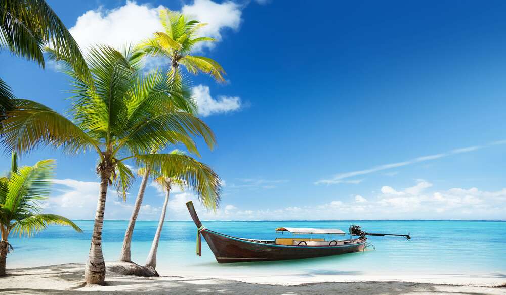 картина-постер Колоритная лодка выглядывает кормой на мраморно-белый пляж