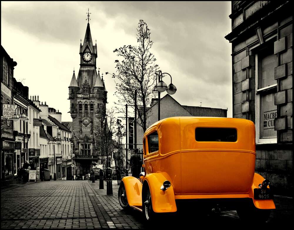 картина-постер Сонячний ретро автомобіль на похмурій вулиці шотландського містечка