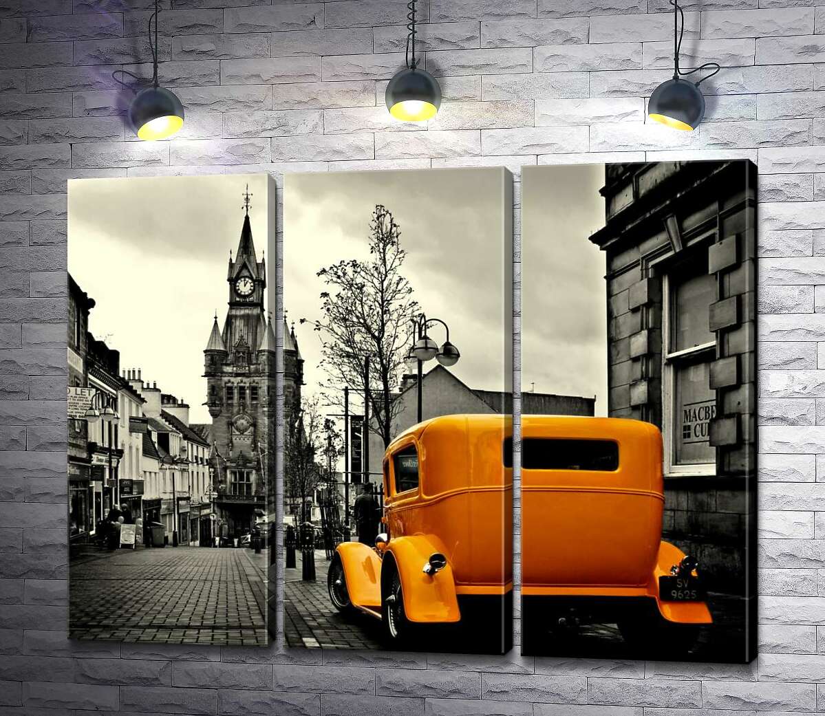 модульна картина Сонячний ретро автомобіль на похмурій вулиці шотландського містечка