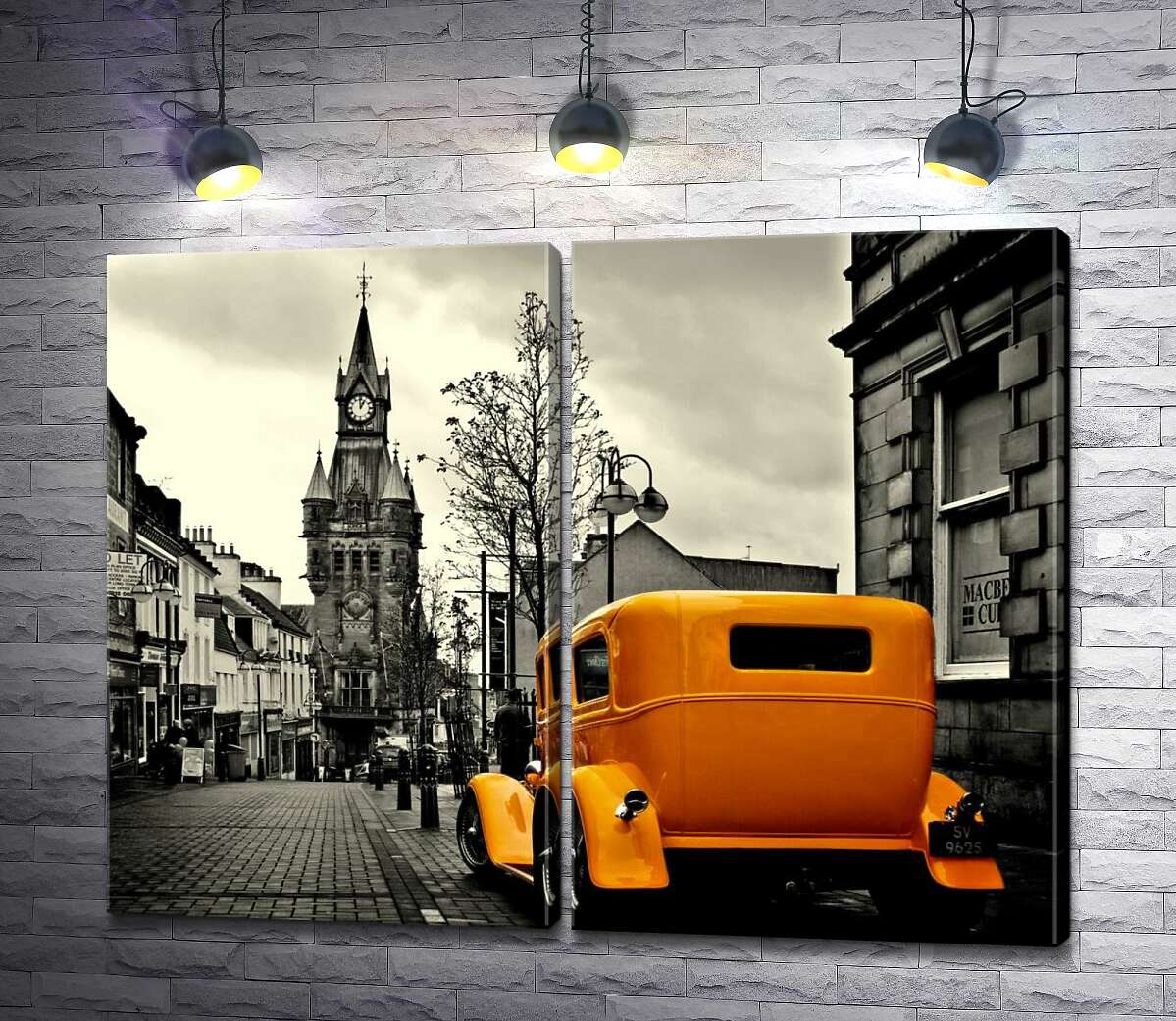 модульная картина Солнечный ретро автомобиль на пасмурной улице шотландского городка