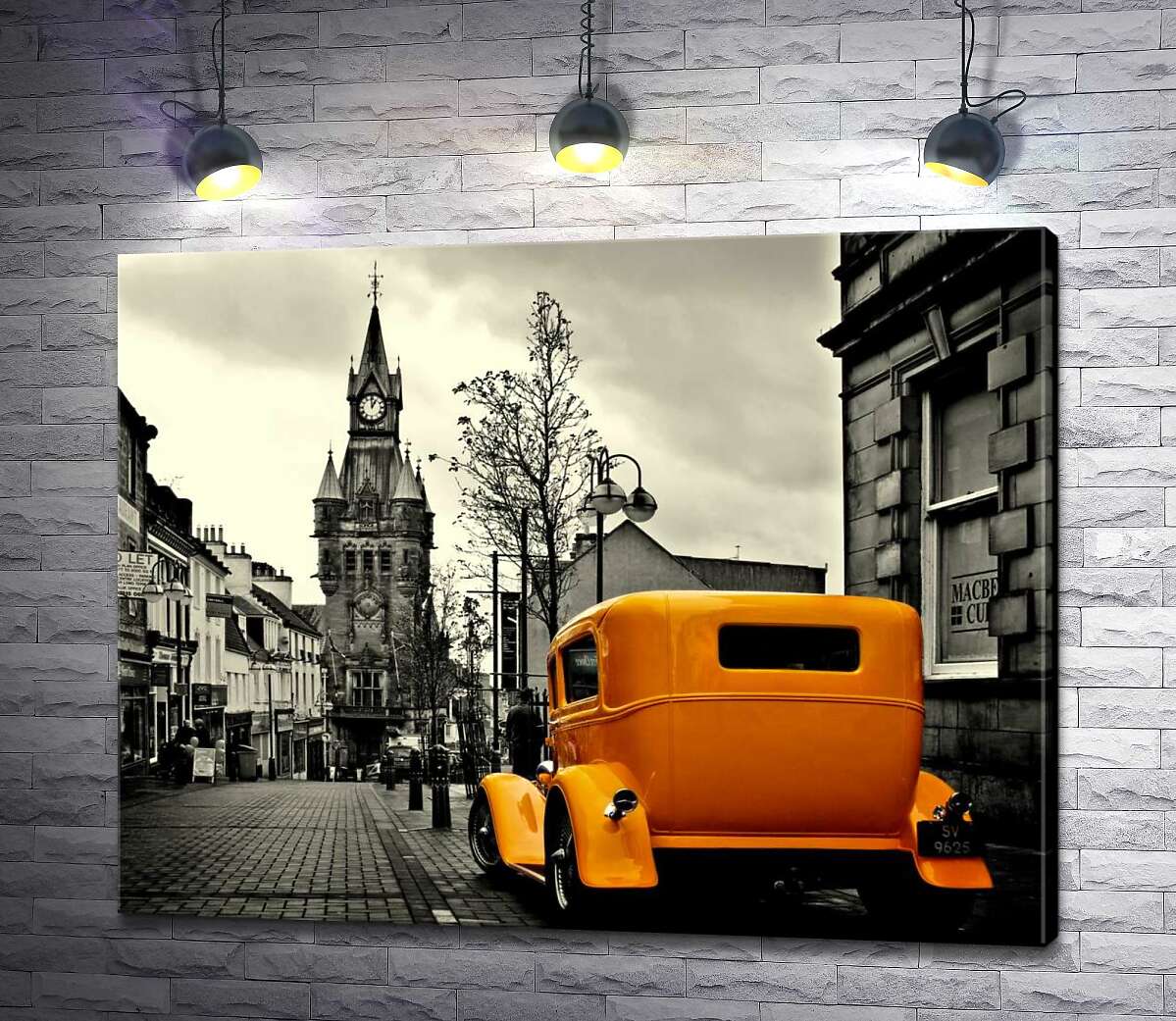 картина Сонячний ретро автомобіль на похмурій вулиці шотландського містечка