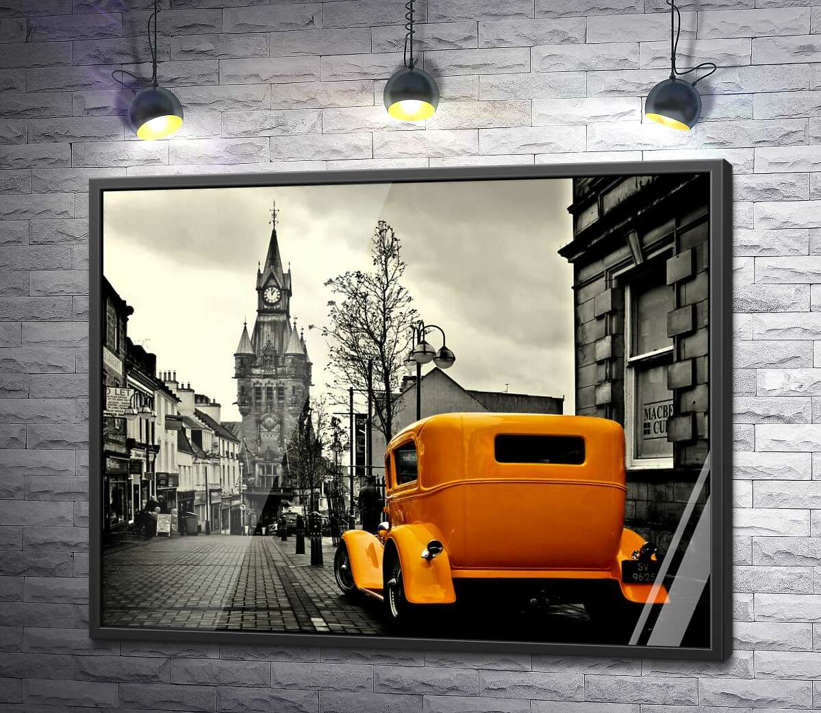 постер Сонячний ретро автомобіль на похмурій вулиці шотландського містечка