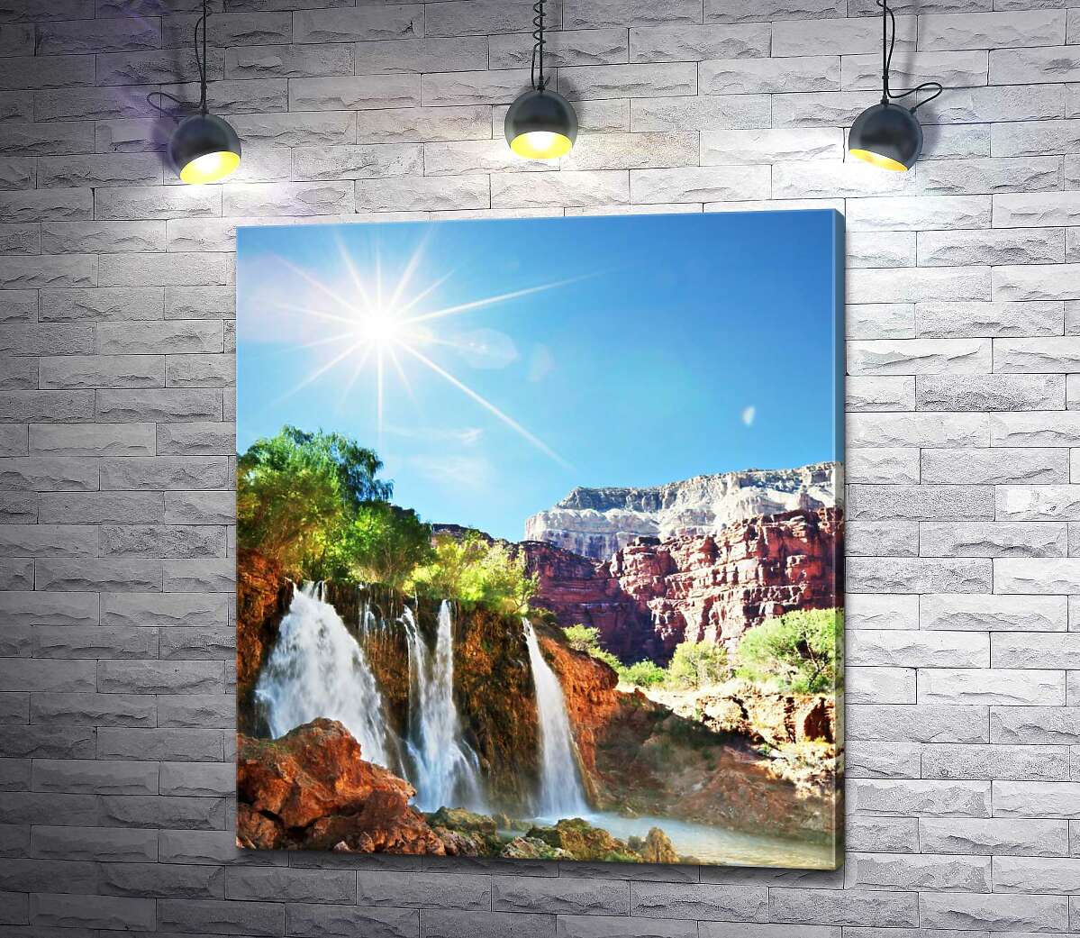 картина Висушені сонцем скелі височіють над водопадом з живильною вологою