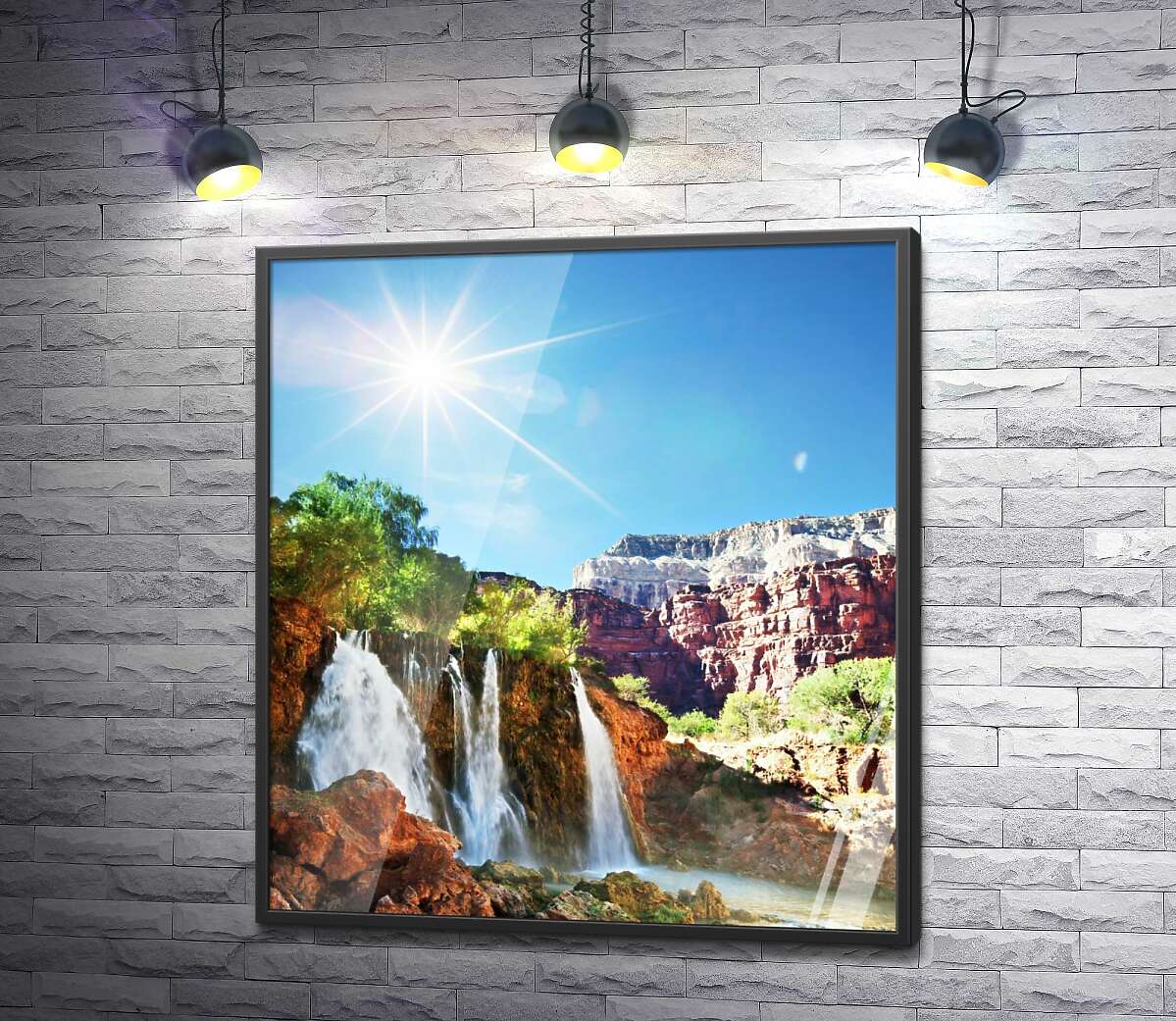 постер Висушені сонцем скелі височіють над водопадом з живильною вологою