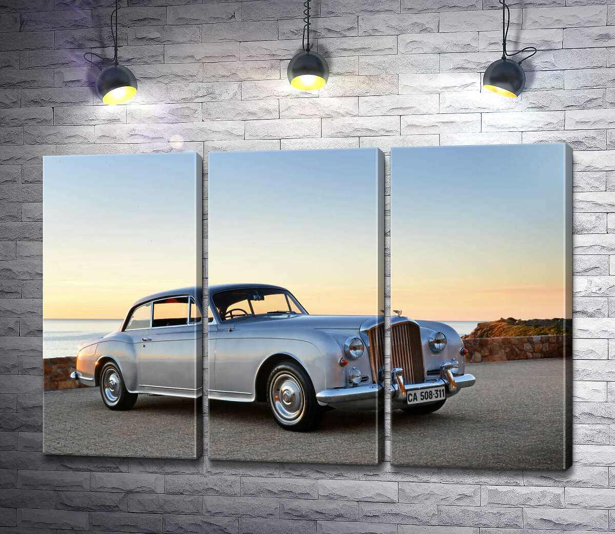 модульна картина Сірий автомобіль Bentley S2 на фоні морського берега
