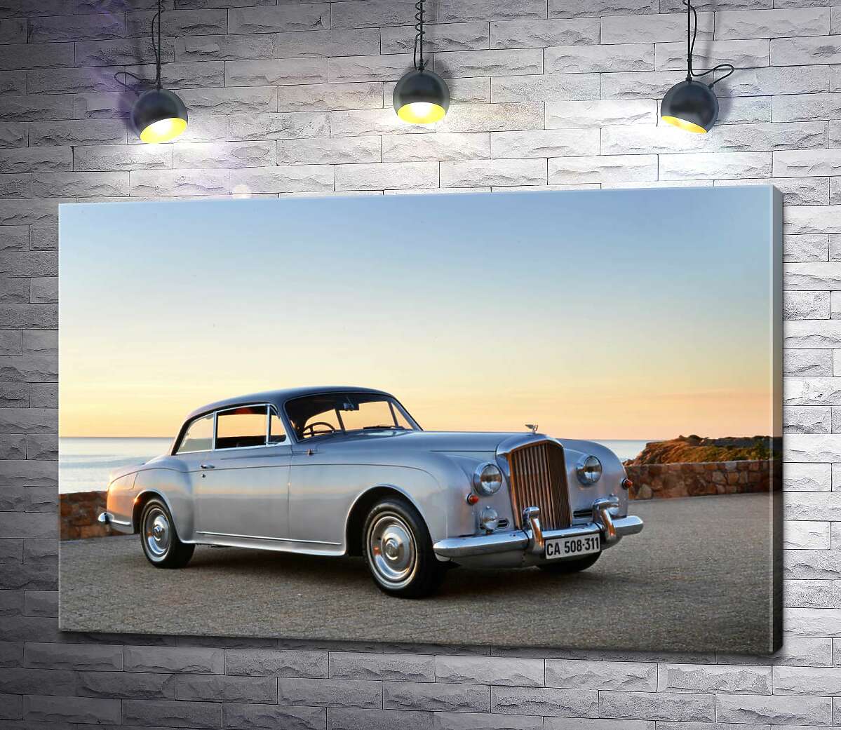 картина Сірий автомобіль Bentley S2 на фоні морського берега