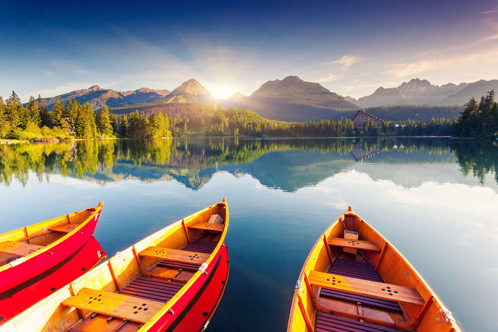 картина-постер Красные лодки встречают рассвет в прозрачной тишине озера