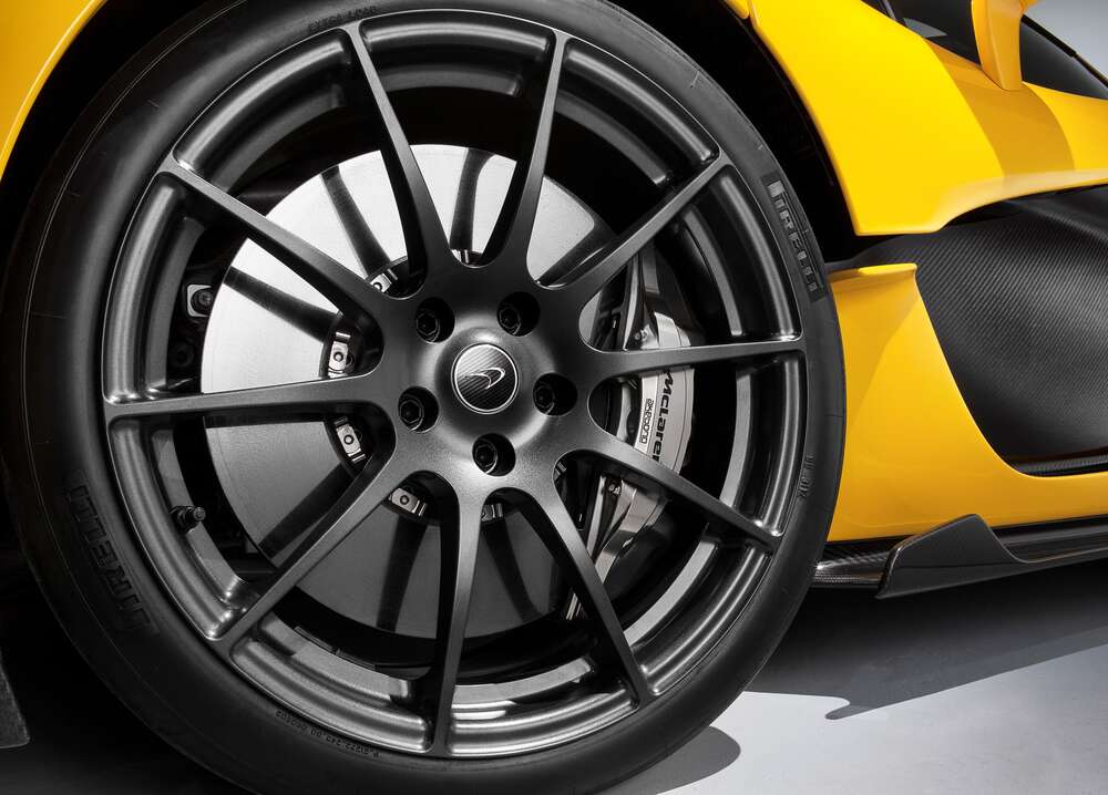 картина-постер Черный диск сверкает на колесе спортивного автомобиля McLaren P1