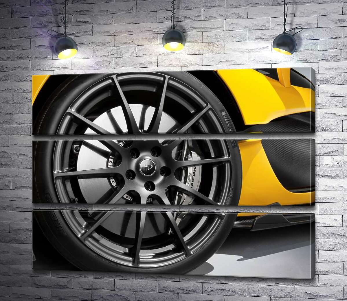 модульна картина Чорний диск виблискує на колесі спортивного автомобіля McLaren P1 (Модуль №15)