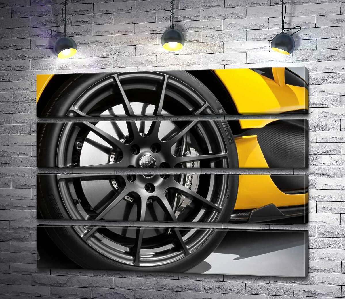 модульна картина Чорний диск виблискує на колесі спортивного автомобіля McLaren P1 (Модуль №22)