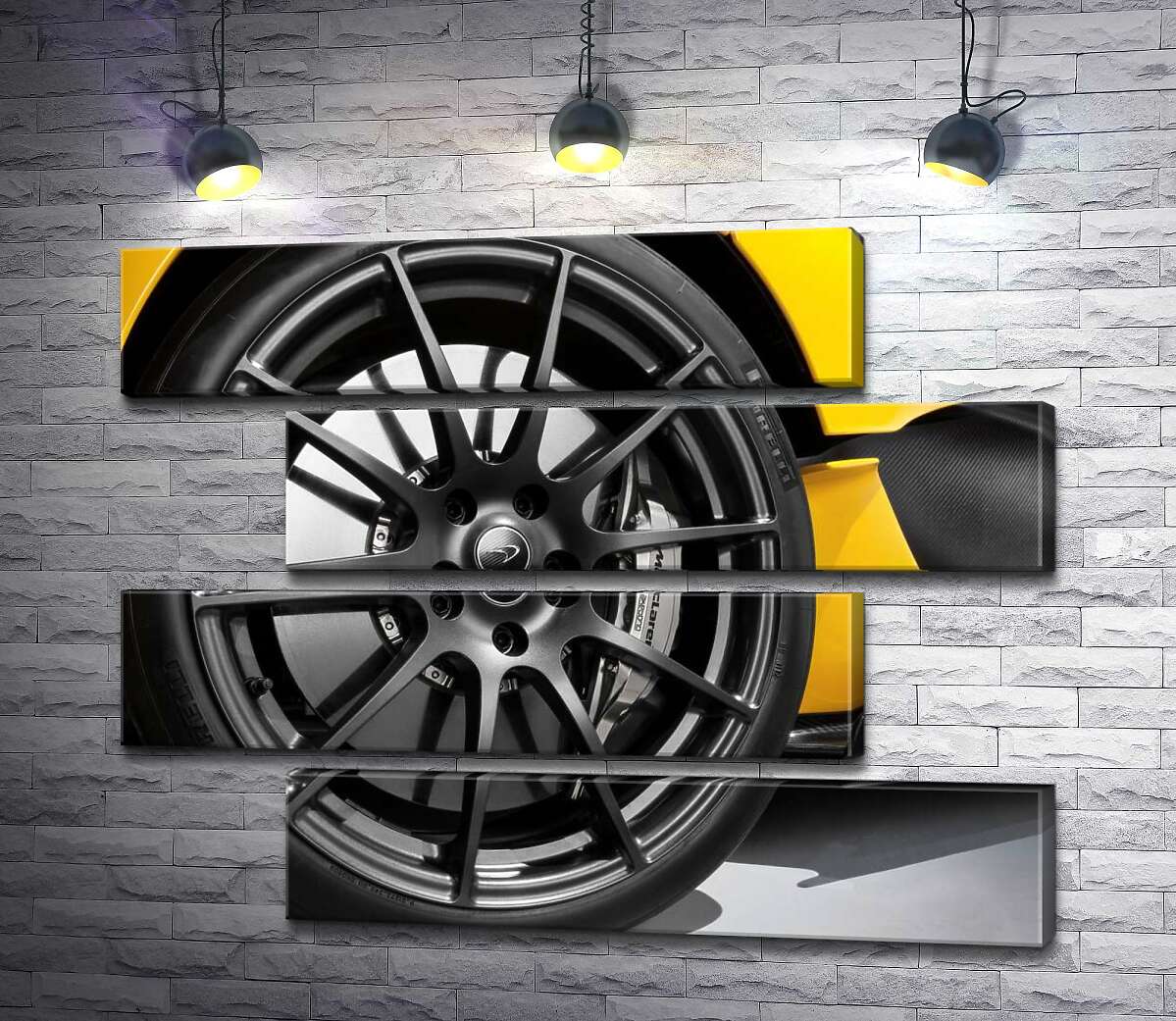 модульна картина Чорний диск виблискує на колесі спортивного автомобіля McLaren P1 (Модуль №23)