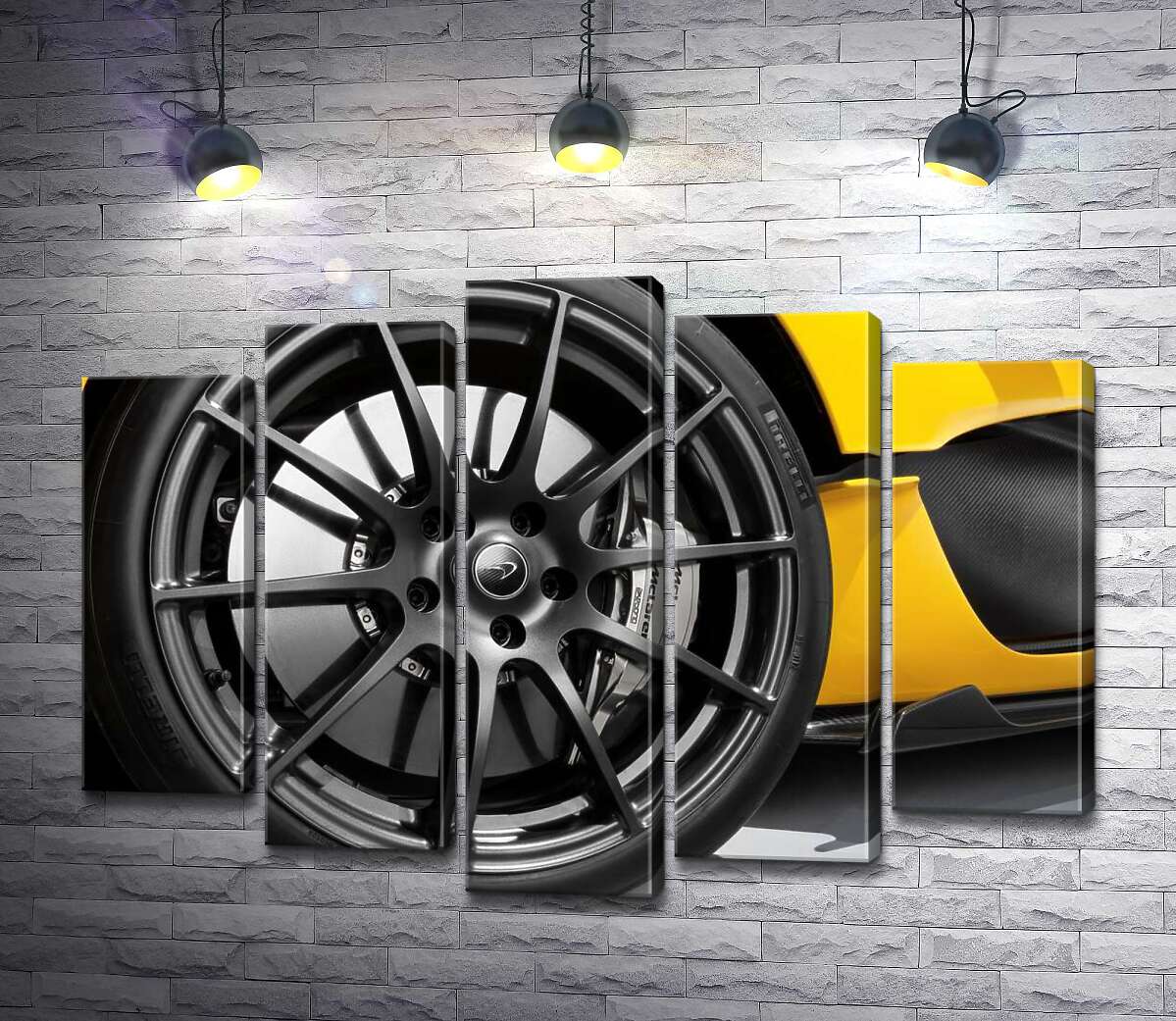модульная картина Черный диск сверкает на колесе спортивного автомобиля McLaren P1 (Модуль №4)
