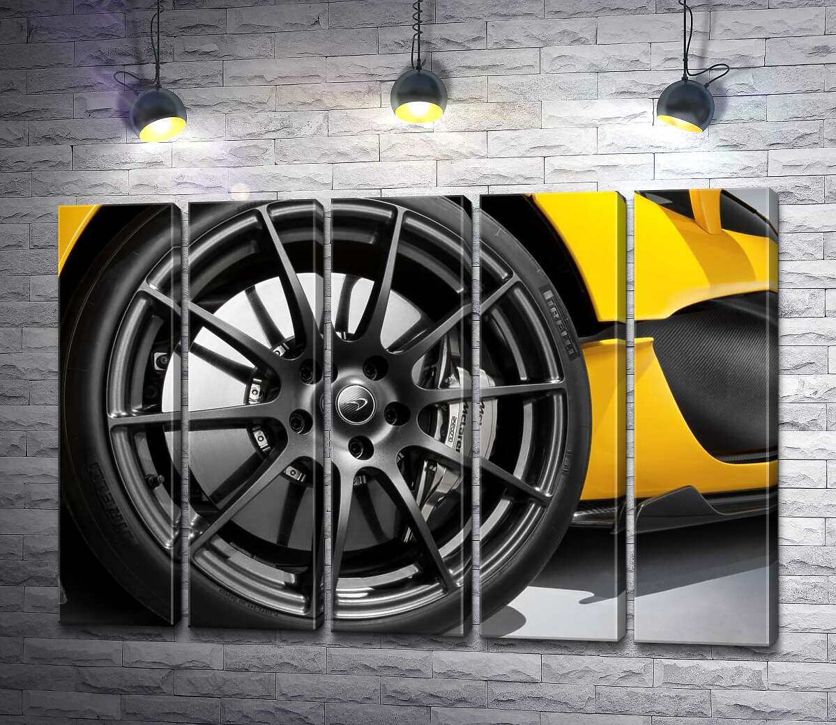 модульна картина Чорний диск виблискує на колесі спортивного автомобіля McLaren P1 (Модуль №26)