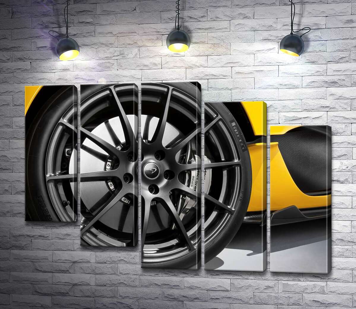 модульна картина Чорний диск виблискує на колесі спортивного автомобіля McLaren P1 (Модуль №28)